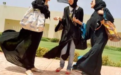 被骗一百当街脱衣